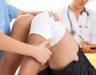 Personal Injury Lawyers can help this injured man gain compensation for his knee injury.
